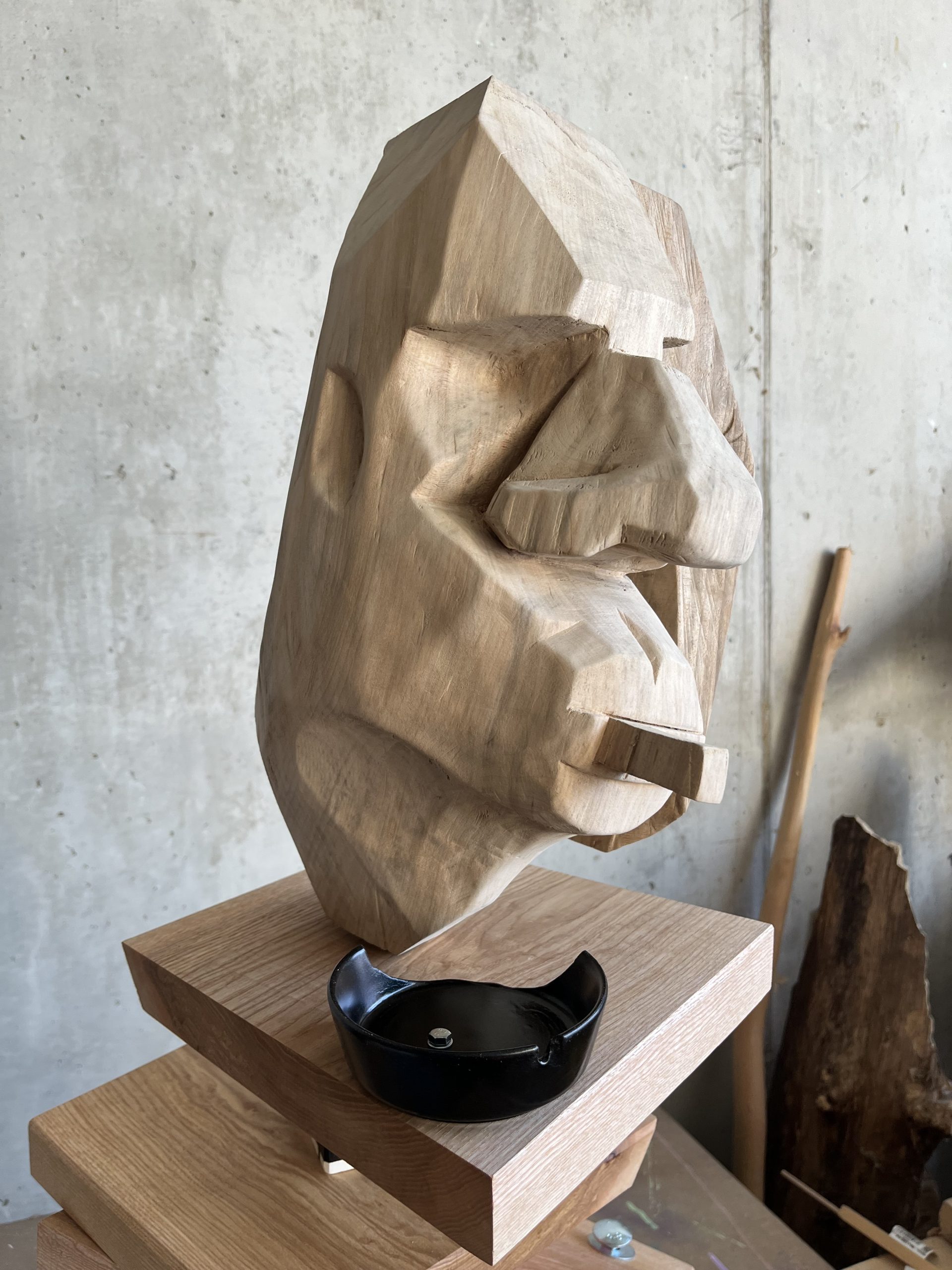 Handgefertigte Holzskulptur aus wettergezeichnetem Lindenholz, das die natürlichen Unregelmäßigkeiten und Texturen des Materials betont. Das Werk strahlt eine organische und rohe Ästhetik aus.